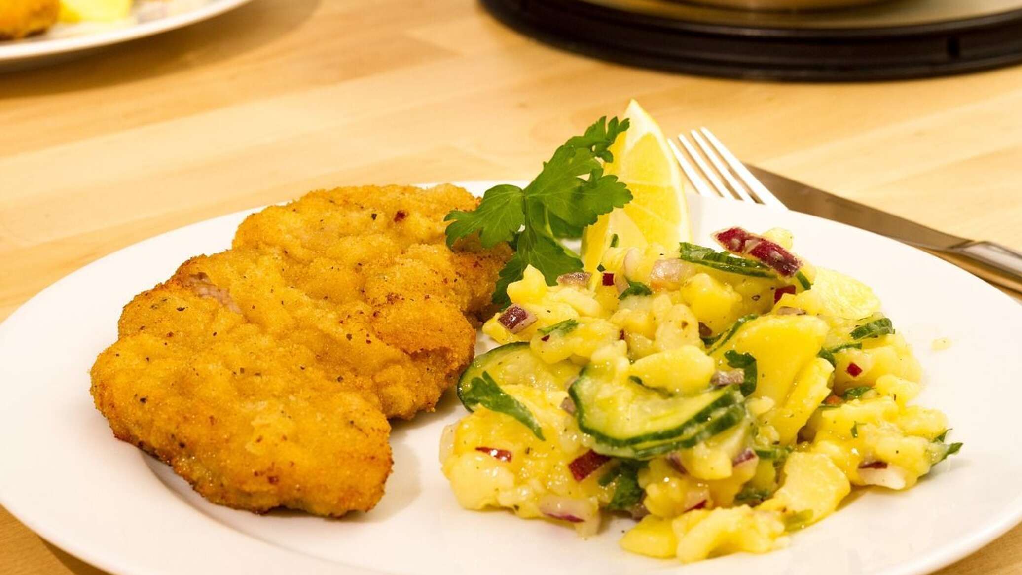 французский картофельный салат. венский картофельный салат (wiener erdäpfelsalat). картофельный салат с беконом. австрийский картофельный салат. венский картофельный.
