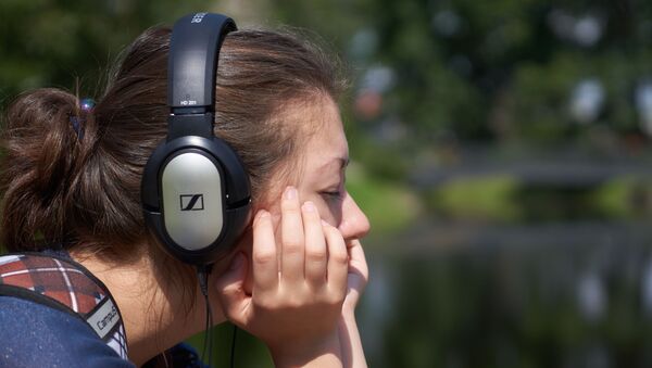 Девушка слушает музыку - Sputnik Молдова