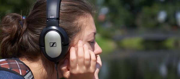 Девушка слушает музыку Девушка слушает музыку - Sputnik Молдова