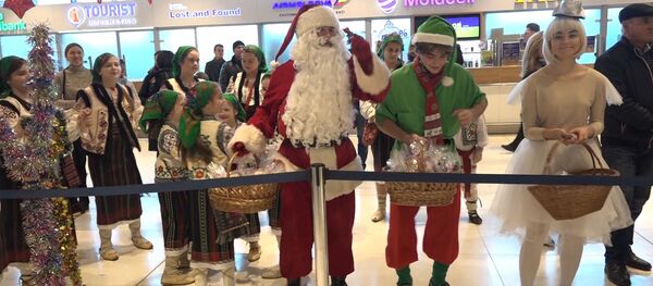 В Кишиневском аэропорту Дед Мороз вручал подарки. - Sputnik Молдова