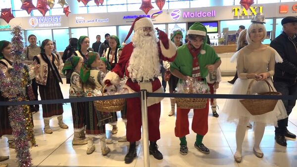 В Кишиневском аэропорту Дед Мороз вручал подарки. - Sputnik Молдова