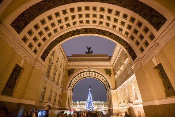 Главная новогодняя елка на Дворцовой площади в Санкт-Петербурге - Sputnik Молдова