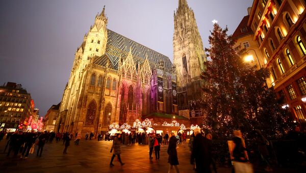 Рождественская ель на ярмарке перед собором Святого Стефана в Вене, Австрия - Sputnik Moldova-România