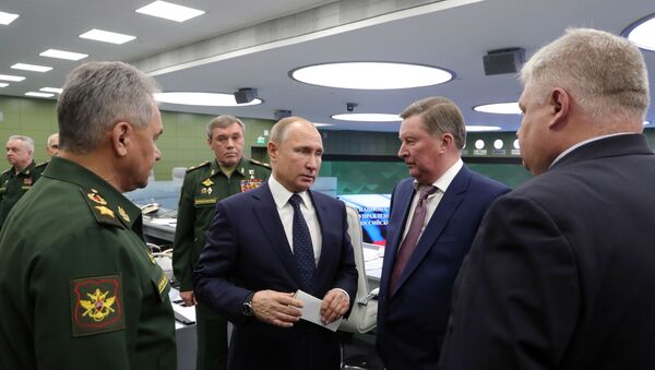 Президент РФ В. Путин посетил Национальный центр управления обороной РФ - Sputnik Moldova-România