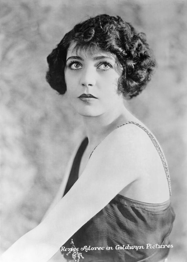 Американская звезда немого кино французского происхождения Рене Адоре, 1922 год - Sputnik Молдова