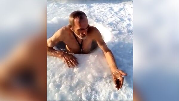 Мужчина прыгает в прорубь при сорокаградусном морозе и находит тараканище - Sputnik Молдова