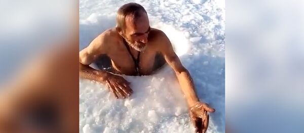 Мужчина прыгает в прорубь при сорокаградусном морозе и находит тараканище - Sputnik Молдова