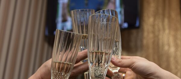 Еще один незаменимый ритуал этого праздника - поднять бокалы под бой курантов. - Sputnik Moldova