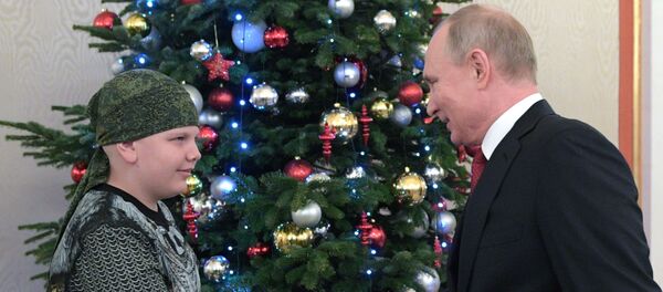 Президент РФ В. Путин провел встречу с участником проекта Мечтай со мной Н. Кузнецовым Президент РФ В. Путин провел встречу с участником проекта Мечтай со мной Н. Кузнецовым - Sputnik Молдова