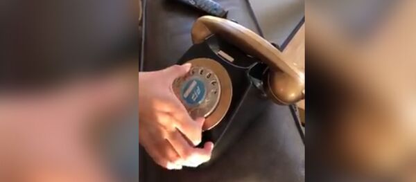 Дети и старый телефон. - Sputnik Молдова