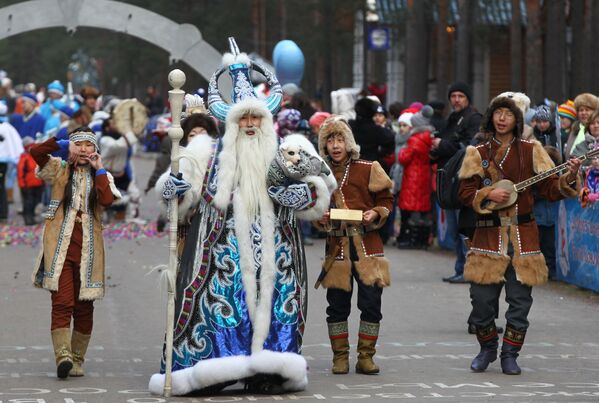 Чисхаан из Якутии принимает участие в праздничном шествии по случаю Дня рождения Деда Мороза в Великом Устюге - Sputnik Молдова