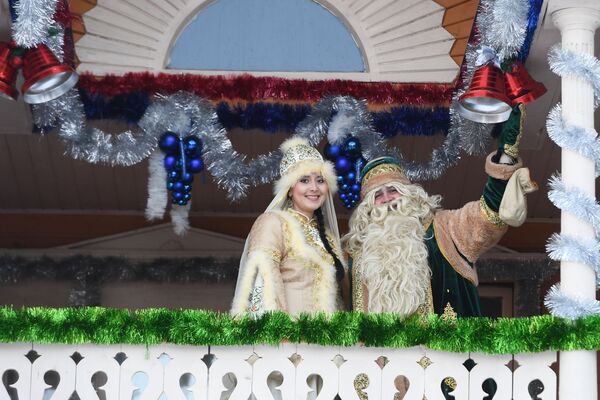 Татарский Дед Мороз Кыш Бабай со своей дочерью Кар Кызы  - Sputnik Молдова