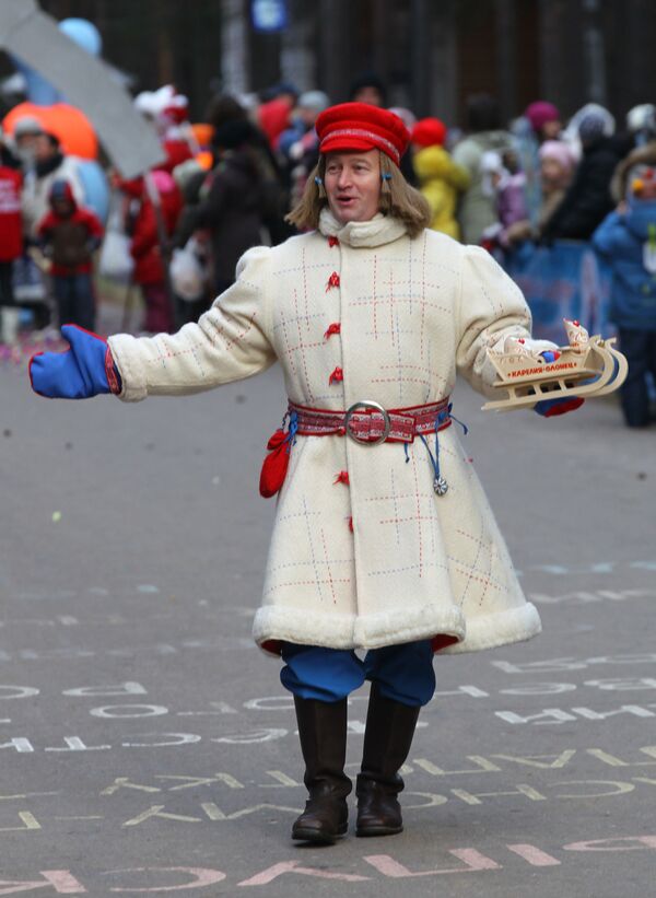 Юный Морозец Паккайне из Карелии принимает участие в праздничном шествии по случаю Дня рождения Деда Мороза в Великом Устюге - Sputnik Молдова