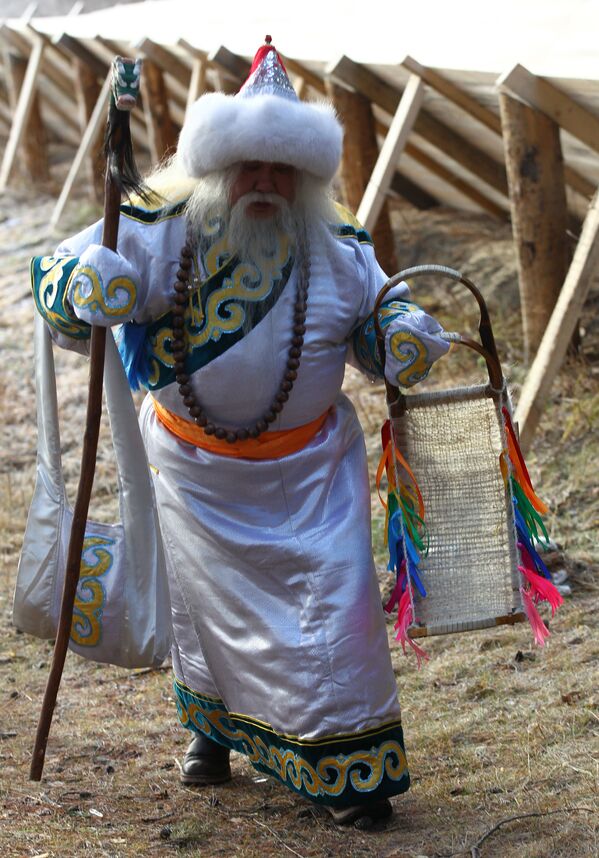 Сааган Убугун из Бурятии проходит по усадьбе во время празднования Дня рождения Деда Мороза в Великом Устюге - Sputnik Молдова