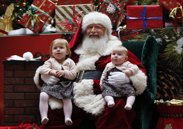Санта Клаус с детьми в торговом центре Мэн Молл, США - Sputnik Молдова