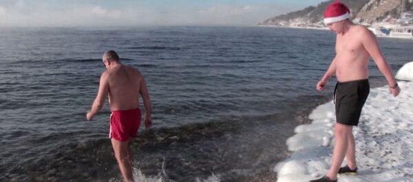 Любители зимнего купания искупались в Байкале и загорали на снегу - Sputnik Молдова