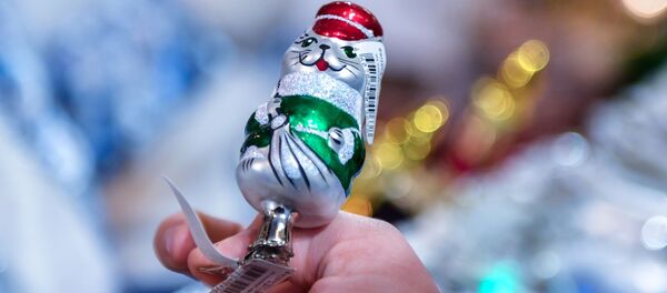 Елочная игрушка в торговом центре ГУМ в Москве - Sputnik Молдова