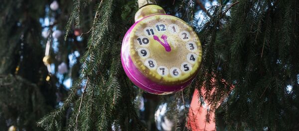 Елочная игрушка на Новогодней ёлке на Соборной площади Кремля в Москве - Sputnik Молдова