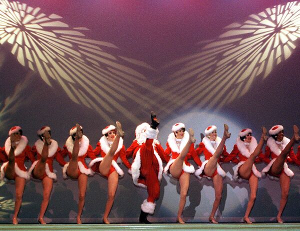 Кан-кан в исполнении Санта-Клауса и Снерурочек — танцовщиц Rockettes - Sputnik Молдова