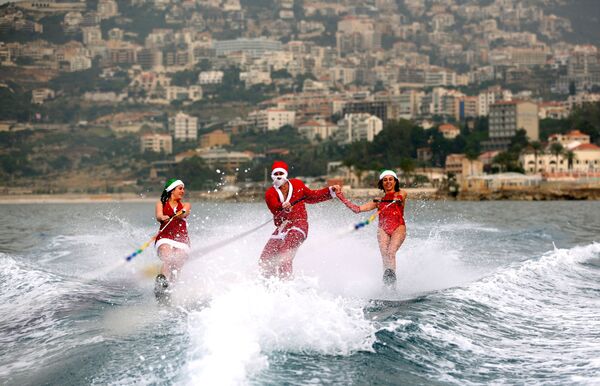 Молодые люди на водных лыжах в костюмах Санта-Клаусов в заливе Джуния, Ливан - Sputnik Молдова
