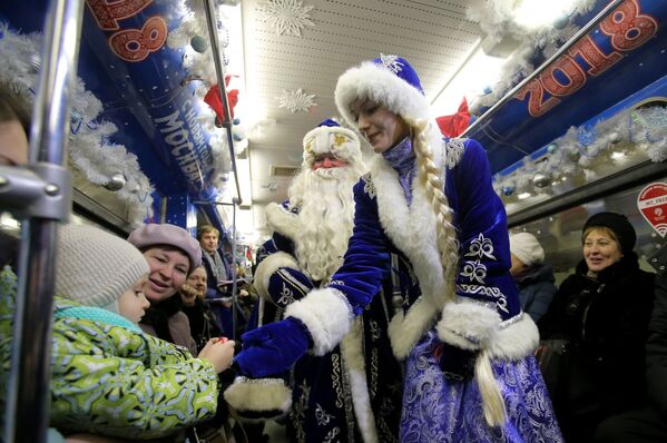 Дед Мороз и Снегурочка в вагоне тематического поезда, посвященного Новому 2018 году - Sputnik Молдова