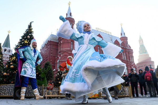 Артисты выступают на фестивале Путешествие в Рождество на Манежной площади в Москве - Sputnik Moldova-România