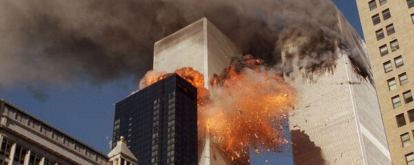 Дым и огонь вырываются из башен Всемирного торгового центра во вторник, 11 сентября 2001 года - Sputnik Moldova