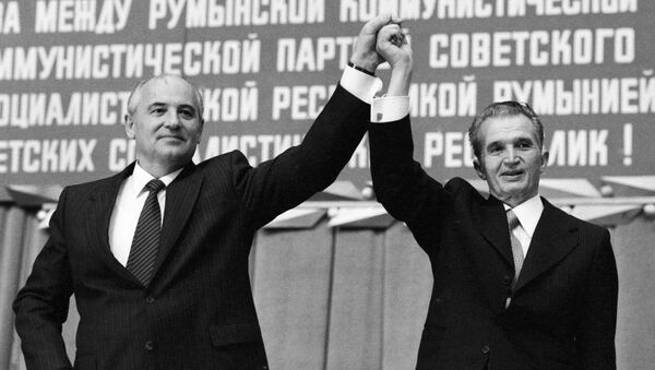 Nicolae Ceaușescu și Mihail Gorbaciov - Sputnik Moldova-România