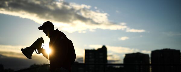 Мужчина с мегафоном. Архивное фото - Sputnik Молдова