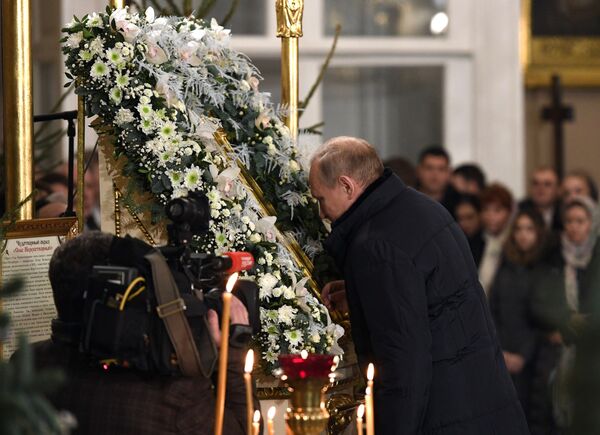 Путин отметил Рождество в храме, где крестили его самого Путин отметил Рождество в храме, где крестили его самого - Sputnik Молдова