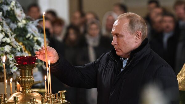 Президент РФ В. Путин посетил Рождественское богослужение - Sputnik Moldova
