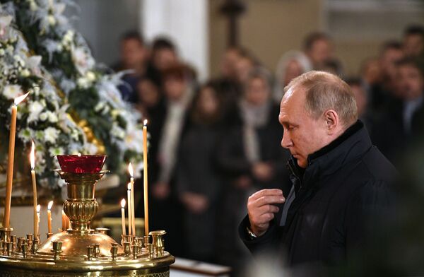 Путин отметил Рождество в храме, где крестили его самого Путин отметил Рождество в храме, где крестили его самого - Sputnik Молдова