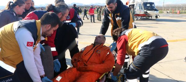 Медики оказывают помощь пострадавшему моряку в местный аэропорту в Самсуне, Турция. 7 января 2019 Медики оказывают помощь пострадавшему моряку в местный аэропорту в Самсуне, Турция. 7 января 2019 - Sputnik Moldova-România