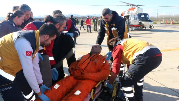 Медики оказывают помощь пострадавшему моряку в местный аэропорту в Самсуне, Турция. 7 января 2019 - Sputnik Moldova-România