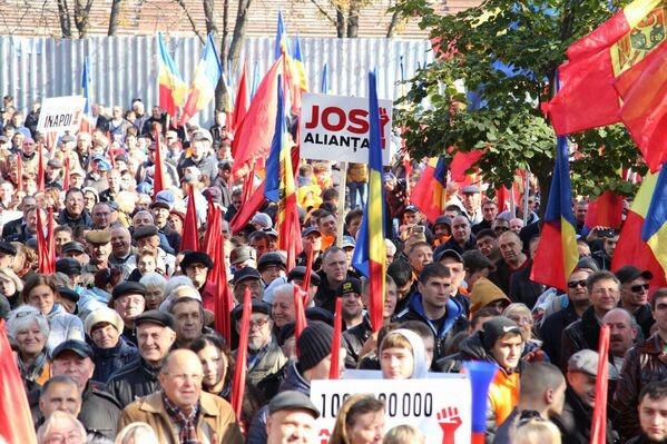 У фасада здания проходил протест, организованный социалистами и Нашей партией. - Sputnik Молдова