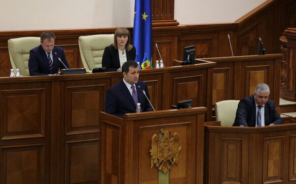 Экс-премьер Молдовы Владимир Филат на заседании парламента 15 октября 2015 года, когда его лишили депутатской неприкосновенности Экс-премьер Молдовы Владимир Филат на заседании парламента 15 октября 2015 года, когда его лишили депутатской неприкосновенности - Sputnik Молдова