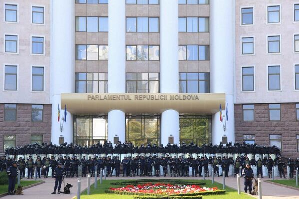 Опасаясь провокаций со стороны протестующих, власти поручили сотням представителей органов правопорядка окружить здание парламента в Кишиневе. - Sputnik Молдова