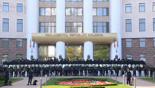 Опасаясь провокаций со стороны протестующих, власти поручили сотням представителей органов правопорядка окружить здание парламента в Кишиневе. - Sputnik Moldova