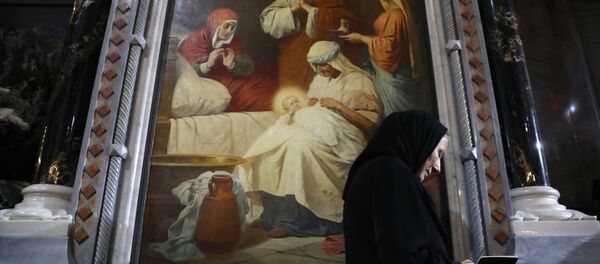 Верующая в храме Христа Спасителя в Москве перед Рождественским богослужением Верующая в храме Христа Спасителя в Москве перед Рождественским богослужением - Sputnik Молдова