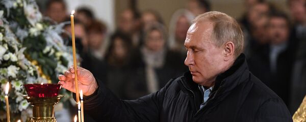 Президент РФ Владимир Путин во время Рождественского богослужения в Спасо-Преображенском соборе всей гвардии в Санкт-Петербурге - Sputnik Moldova-România