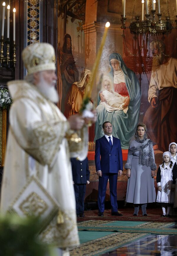 Председатель правительства РФ Дмитрий Медведев с супругой Светланой во время Рождественского богослужения в храме Христа Спасителя в Москве - Sputnik Молдова
