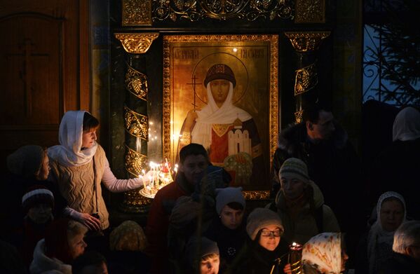 Прихожане в Свято-Троицком кафедральном соборе в Екатеринбурге во время рождественского богослужения - Sputnik Молдова