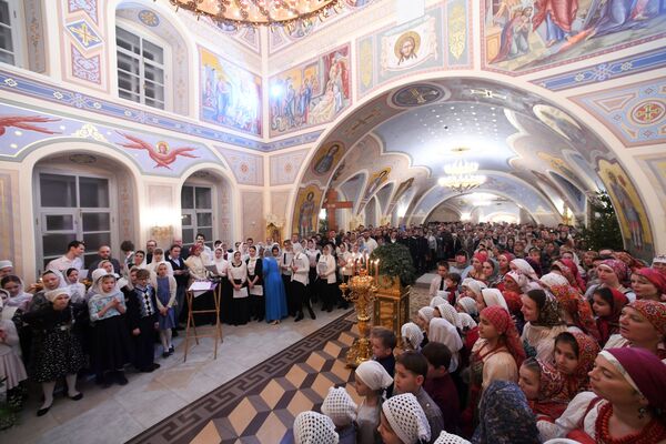 Рождественское богослужение в храме Сошествия Святого Духа в Казани - Sputnik Молдова