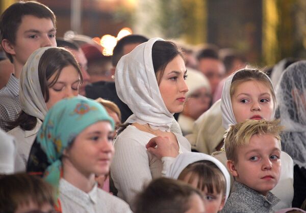 Прихожане во время Рождественского богослужения в Спасо-Преображенском соборе всей гвардии в Санкт-Петербурге - Sputnik Молдова