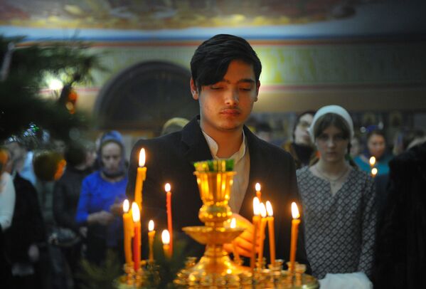 Прихожане в церкви Архангела Михаила в Грозном во время рождественского богослужения - Sputnik Молдова