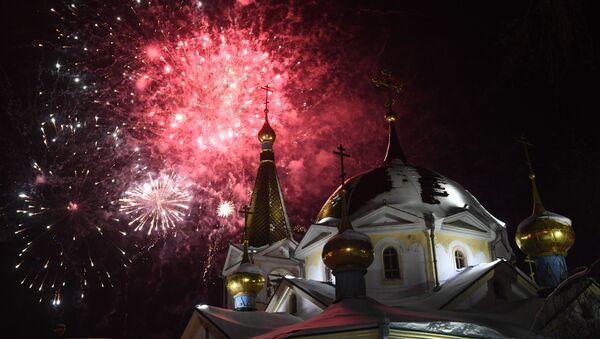 Фейерверк над храмом Вознесения Христова в канун православного Рождества в Новосибирске - Sputnik Молдова