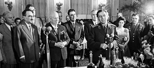 Анастас Микоян, Никита Хрущев, Леонид Брежнев , Юрий Гагарин на приеме в Кремле в честь возвращения на Землю космонавта Германа Титова (архивное фото).  - Sputnik Молдова