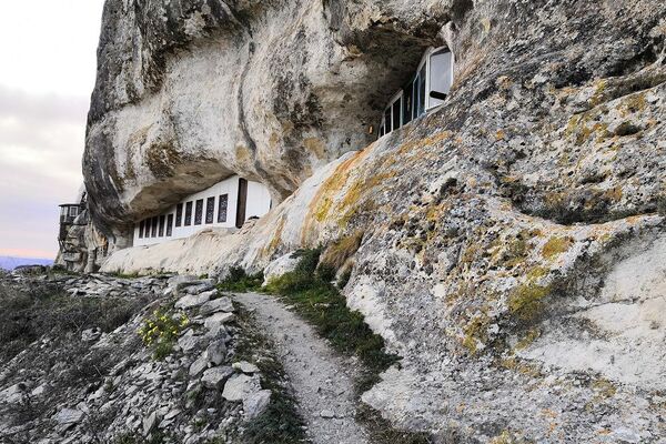 Благовещенский монастырь на горе Мангуп-Кале, Крым. - Sputnik Молдова