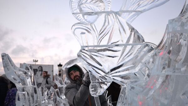 Pregătirile pentru deschiderea Festivalului sculpturilor din gheață din Ekaterinburg - Sputnik Moldova