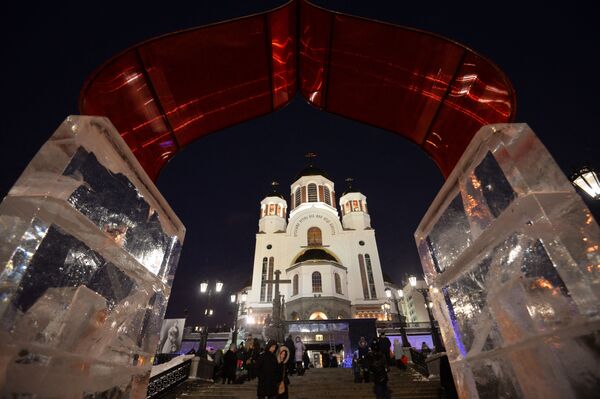 Pregătirile pentru deschiderea celui de al XIII-lea Festival al sculpturilor din gheață „Steaua de la Bethleem”, în preajma Bisericii din Ekaterinburg, care a fost ridicară în locul în unde a fost asasinat împăratul Nicolae al II cu întreaga sa familie  - Sputnik Moldova